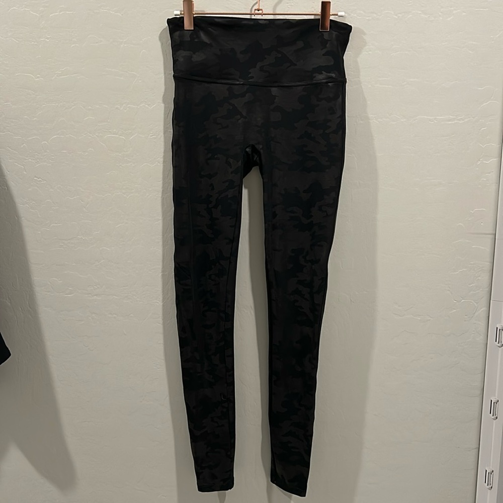 Spanx Camo leggings size Medium black